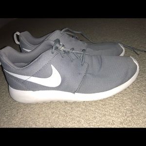 Women’s Nike roches!